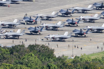 Aviones de combate estadounidenses F-35 se encuentran estacionados en la pista al tiempo que personal militar camina entre las aeronaves, en el Aeropuerto José Aponte de la Torre en Ceiba, Puerto Rico, el sábado 3 de enero de 2026. (Foto AP/Alejandro Granadillo)