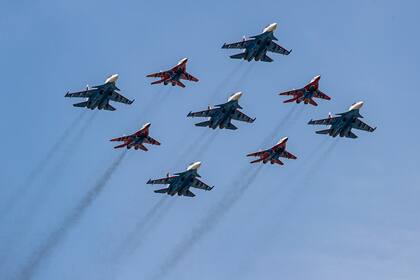 Aviones de combate MiG-29 de Strizhi (Swift) y aviones de combate Su-30SM de los equipos de acrobacias aéreas de los Russkiye Vityazi (Caballeros Rusos) participan en un ensayo del desfile del Día de la Victoria, en Moscú, Rusia, el 7 de mayo de 2022.