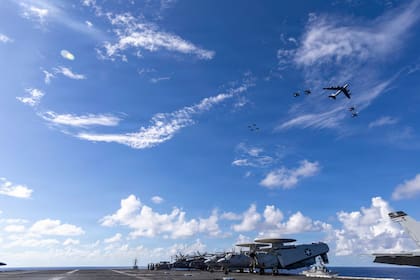 Aviones de combate y vigilancia en la cubierta del USS Gerald Ford