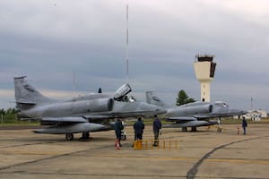 Aviones de la Fuerza Aérea Argentina antes de un vuelo de vigilancia