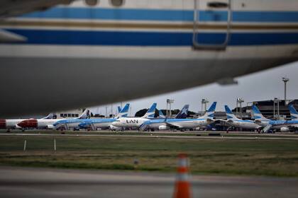 Aviones de LTAM en Aeroparque, el 17 de junio de 2020, el día que se anunció el cese de operaciones