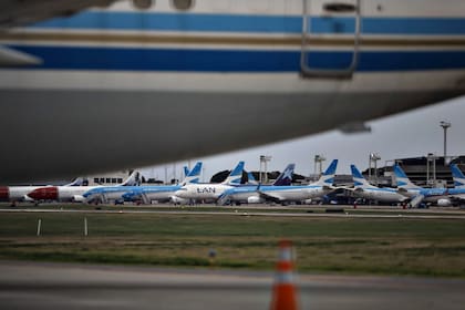 Aviones de LTAM en Aeroparque, el 17 de junio de 2020, el día que se anunció el cese de operaciones