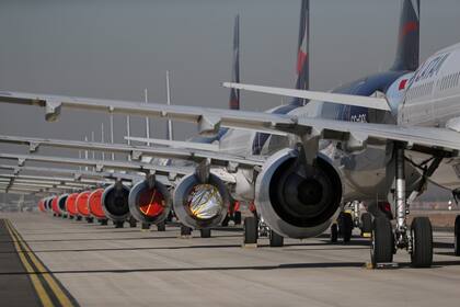 Aviones de pasajeros estacionados durante el confinamiento en Chile.