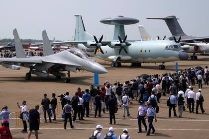 Aviones del ejército chino durante la 13ra Muestra Internacional de Aviación, también conocida como Airshow China 2021, el 29 de septiembre de 2021, en Zhuhai, China