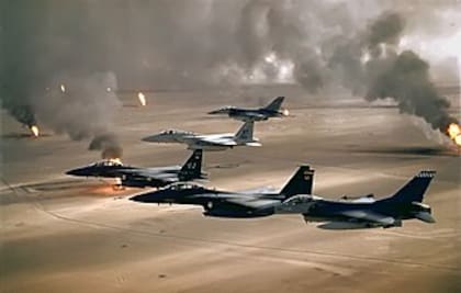 Aviones F-15 y F-16 de la Fuerza Aérea de los Estados Unidos sobre pozos petrolíferos de Kuwait incendiados por las tropas iraquíes en su retirada (Imagen: Wikipedia)