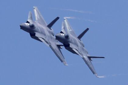 Aviones furtivos J-20 realizan maniobras de persecución