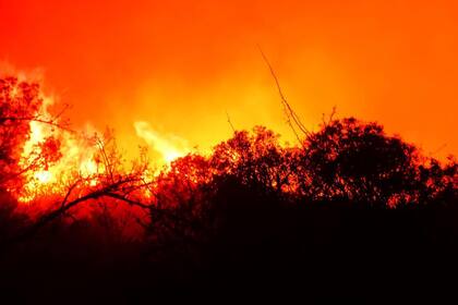 El fuego ahora avanza hacia Villa Giardino