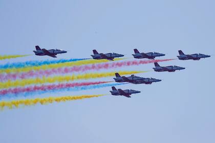Aviones K-8 del Equipo Acrobático "Hongying", que significa Águila Roja, de la Fuerza Aérea de las Fuerzas Armadas de China