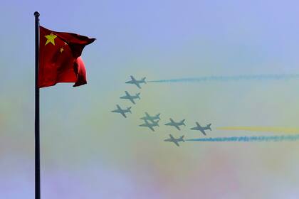 Aviones K-8 del Equipo Acrobático "Hongying", que significa Águila Roja