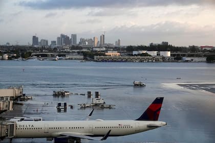 Aviones permanecen detenidos en la pista debido a inundaciones en el Aeropuerto Internacional de Fort Lauderdale Hollywood, el jueves 13 de abril de 2023 en Fort Lauderdale, Florida. (Joe Cavaretta /South Florida Sun-Sentinel vía AP)