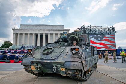 Dos tanques Bradley fueron estacionados ayer cerca del Monumento a Lincoln, donde Trump hará su alocución por la festividad