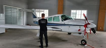 Avioneta Piper incautada en uno de los allanamientos a Pietra Verdi