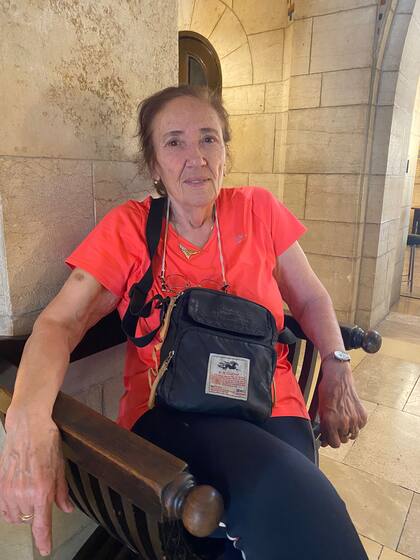 Aviva, jubilada de 77 años de Beit Shemesh, que quedó bloqueada en Jerusalén durante el ataque de represalia iraní, a dónde había ido al gimnasio, que cerró sus puertas, como todo, este domingo