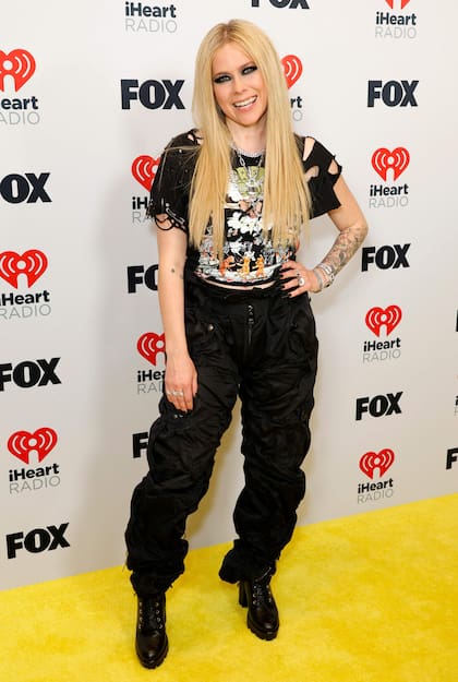 Avril Lavigne fue pura sonrisa al posar para los fotógrafos.  En esta ocasión, la cantante optó por un atuendo bien rockero y descontracturado