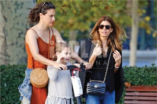 Juliana Awada. Monopatín, compras low cost y paseo con Antonia por Madrid