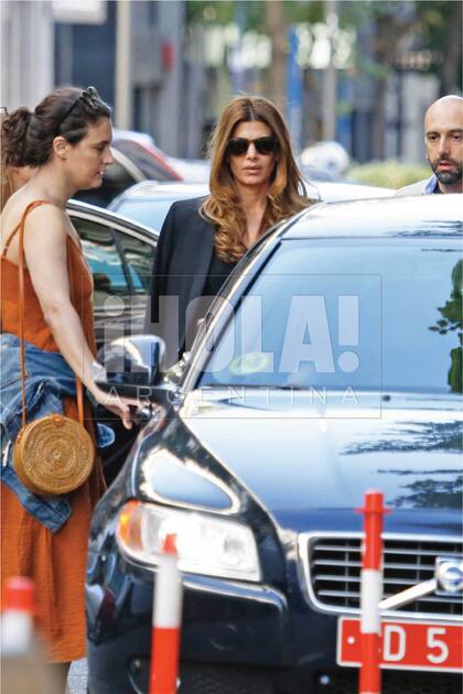 Poco después, junto con Agustina Macri, abordaron un vehículo con patente del cuerpo diplomático. En cada salida, la primera dama fue seguida de cerca por dos personas de seguridad, un hombre y una mujer.