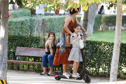 Agustina llegó muy cómoda con un slip dress, chaqueta de jean atada en la cintura, cartera de rafia del sudeste asiático y zapatillas Superga de lona. Antonia usó un vestido rayado y sandalias plateadas de Birkenstock.