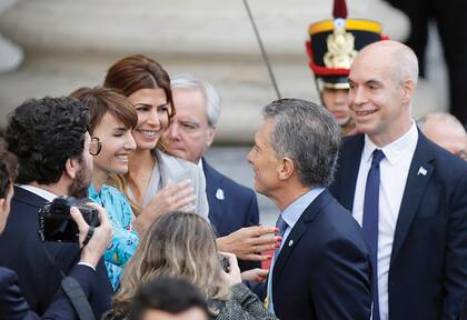 Si el año pasado Diez y Awada coincidieron en un accesorio (una petaca de acrílico, con la bandera argentina, de Charlotte Olympia), este año lo hicieron en los zapatos. Las dos lucieron stilettos de gamuza de Gianvito Rossi