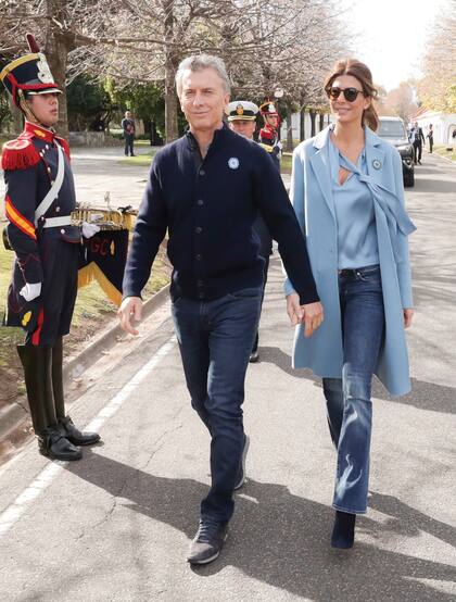 Sonrientes y de la mano, el Presidente y la primera dama caminan desde la casa principal hasta la Plaza de Armas de la Residencia de Olivos, donde se celebró el almuerzo. Tras el tedeum, se cambiaron de ropa para recibir a los invitados.