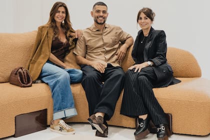 Awada posa
con el consagrado
diseñador argentino
Cristián Mohaded (que
hizo una colaboración
para Nosten) y la
interiorista Danu Galito