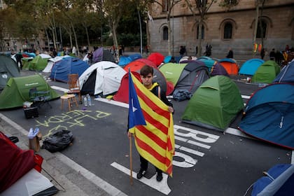 Axel Buxade, un estudiante de 18 años con una bandera catalana durante una protesta en la Plaza de la Universidad de Barcelona, España, 9 de noviembre de 2019.