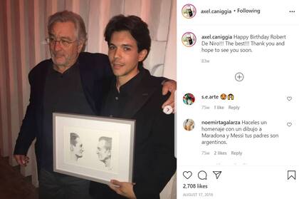 Axel Caniggia le entrega a Robert de Niro un retrato suyo