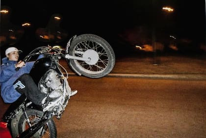 Axel con una de sus máquinas; el día de su muerte montaba una Honda CG Titán negra