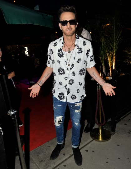 Axel eligió un look más informal para esta gran antesala de los People´s Choice Awards en la Argentina. Jeans rotos, camisa floreada y anteojos para este rockero que disfrutó de esta gran velada con amigos