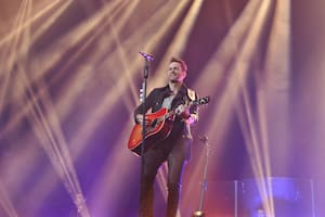 Axel brindó un enérgico show en la reapertura para el público del Movistar Arena