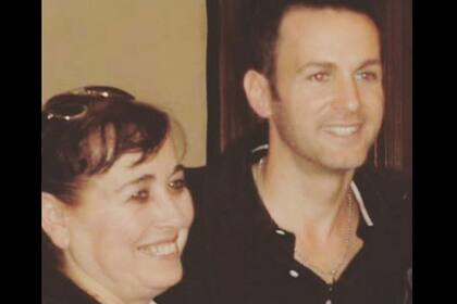 Axel en una foto con su mamá