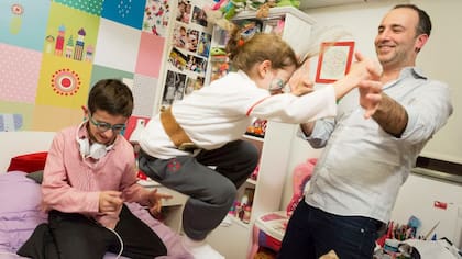 Axel Escudero tambin cuida a sus hijos: Procuro que estn abrigados, descansados y bien alimentados, dice.