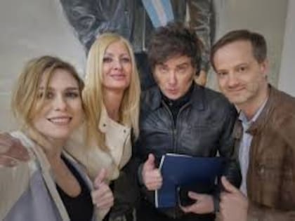 Axel Kaiser, en una imagen con Milei, Lilia Lemoine y la expareja del presidente Amalia González