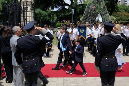 Axel Kicillof al salir de la casa de gobierno junto a su familia