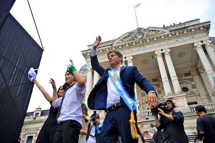 Axel Kicillof al salir de la casa de gobierno junto a su familia