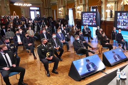 Máximo Kirchner, en primera fila durante el anuncio del aumento salarial a policías que hizo Kicillof; una clara señal de respaldo al gobernador