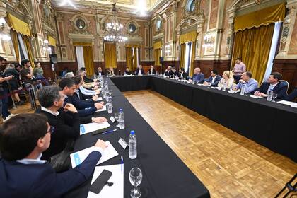 Axel Kicillof con alcaldes bonaerenses