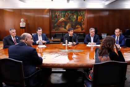 Axel Kicillof, con mate en mano, en la reunión con Batakis y sus colegas provinciales