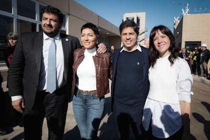 Axel Kicillof con Mayra Mendoza y Juan Martín Mena, en Quilmes.