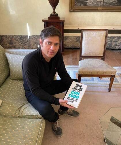 Axel Kicillof, con un libro de Íñigo Errejón, en una imagen de los últimos días