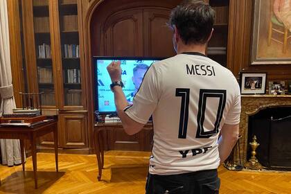 Axel Kicillof, con una camiseta de Messi tras el partido de la Selección argentina contra Países Bajos