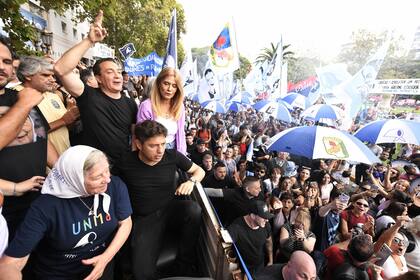 Axel Kicillof con Verónica Magario en la combi de las Madres, entrando a la Plaza de Mayo