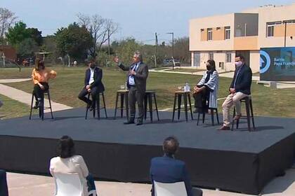 El Presidente, Kicillof, Raverta, Bielsa y el intendente de Areco