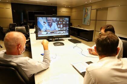 Axel Kicillof, Daniel Gollán y Nicolás Kreplak, en una reunión virtual con intendentes para analizar la situación de la pandemia