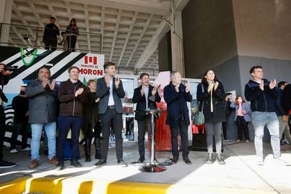 Axel Kicillof despidió a los egresados que se fueron de viaje desde Merlo