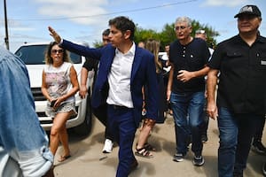 Axel Kicillof, el martes, en Villa Gesell, acompañado por el intendente local, Gustavo Barrera, y el ministro de Seguridad bonaerense, Javier Alonso