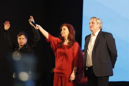 Axel Kicillof, gobernador bonaerense electo, junto a la fórmula presidencial ganadora: Alberto Fernández y Cristina Kirchner