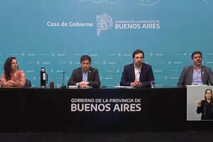 Axel Kicillof en conferencia de prensa junto a los ministros de Gobierno, Carlos Bianco, y de Salud, Nicolás Kreplak
