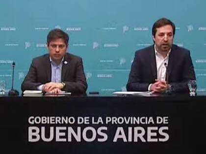 Axel Kicillof en conferencia de prensa junto a los ministros de Gobierno, Carlos Bianco