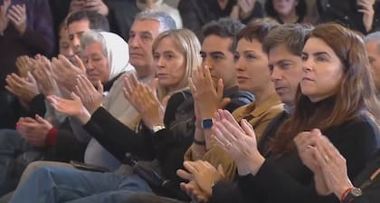 Axel Kicillof en el acto en Matheu, flanqueado por las intendentas Mayra Mendoza (Quilmes, La Cámpora) y Mariel Fernández (Moreno, Movimiento Evita)