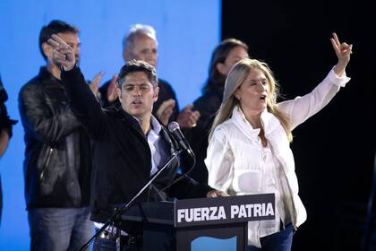 Axel Kicillof en el búnker de campaña de Fuerza Patria al término de las elecciones legislativas de medio término, en la ciudad de La Plata